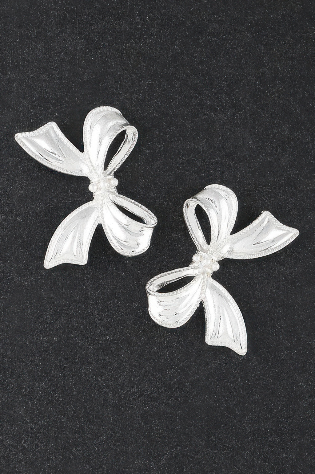 Luxury Pearl Ribbon Earrings, silberne Schleifen mit Perlenkern