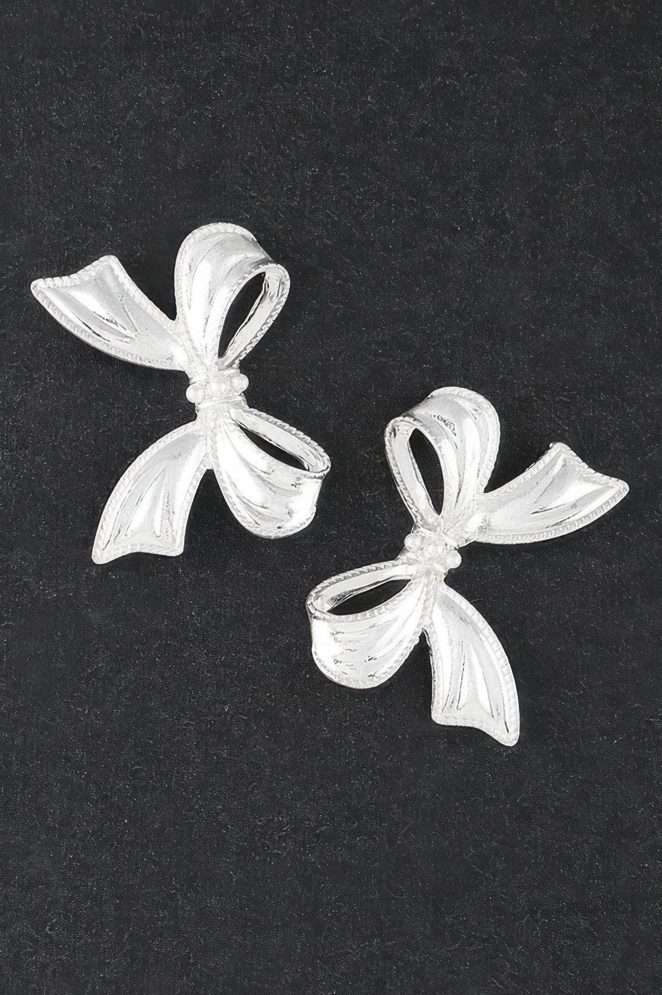 Luxury Pearl Ribbon Earrings, silberne Schleifen mit Perlenkern