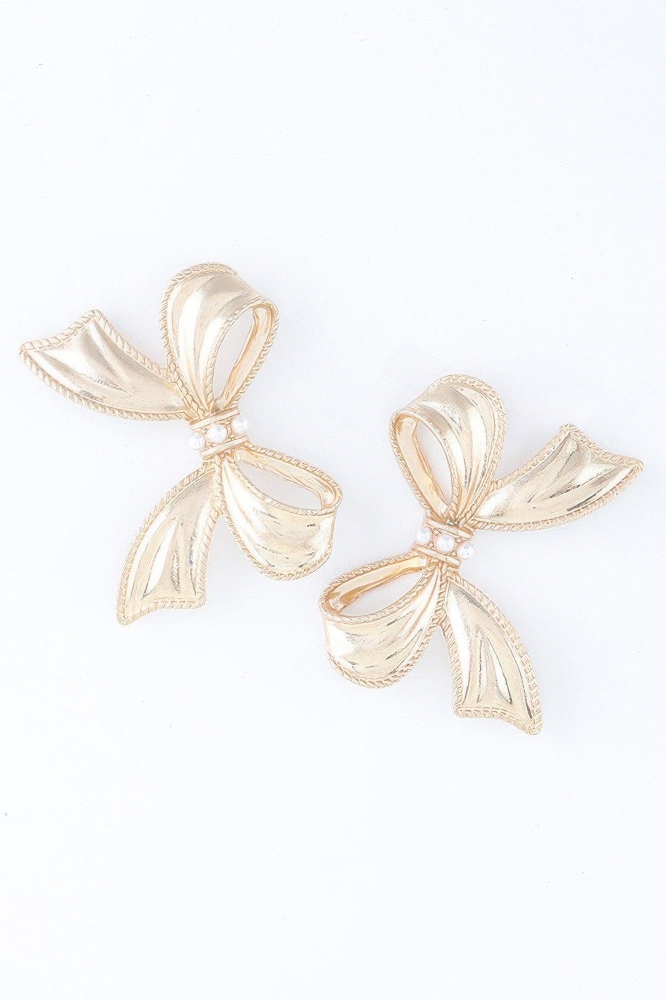 Goldene Pearl-Ribbon Ohrringe: filigrane Schleifen mit Perlenknopf