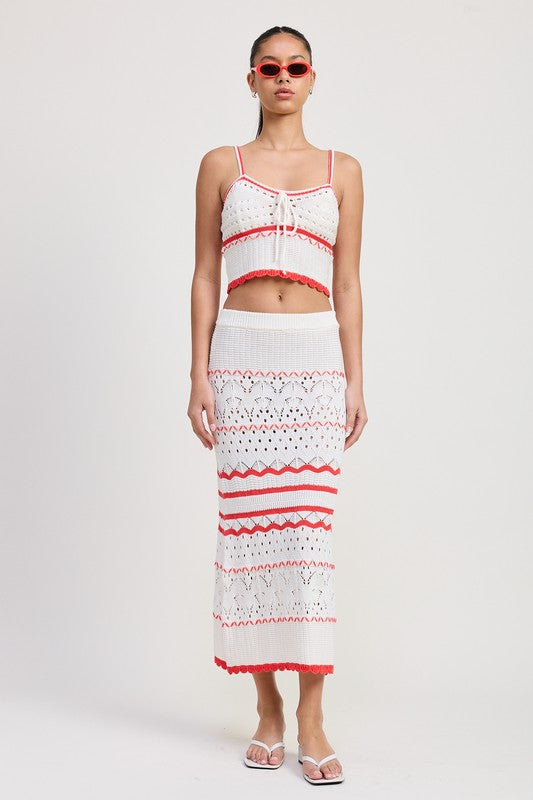 MAXI CROCHET SKIRT: weiß mit roten Streifen, Lochmuster & Saumfransen