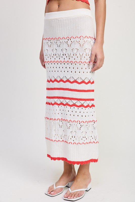 MAXI CROCHET SKIRT Nahansicht mit Lochmuster, roten Zickzack-Streifen und geripptem Bund