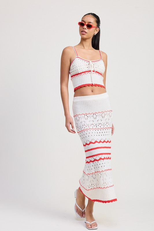 MAXI CROCHET SKIRT, weiß mit roten Streifen im Häkel-Look und Midilänge