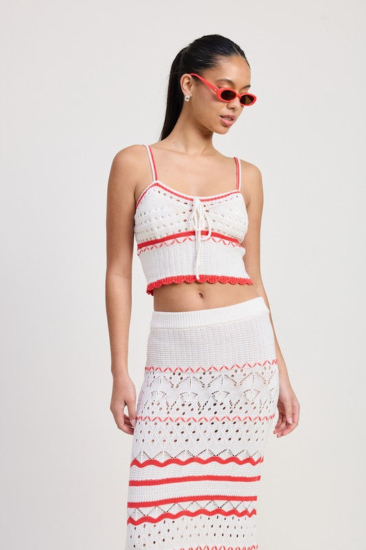 MAXI CROCHET SKIRT: weißer Häkelstoff mit roten Streifen, Midi-Saum mit Fransen