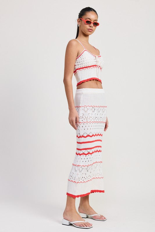 MAXI CROCHET SKIRT seitlich: weiß mit roten Streifen, Lochmuster und Saumfransen