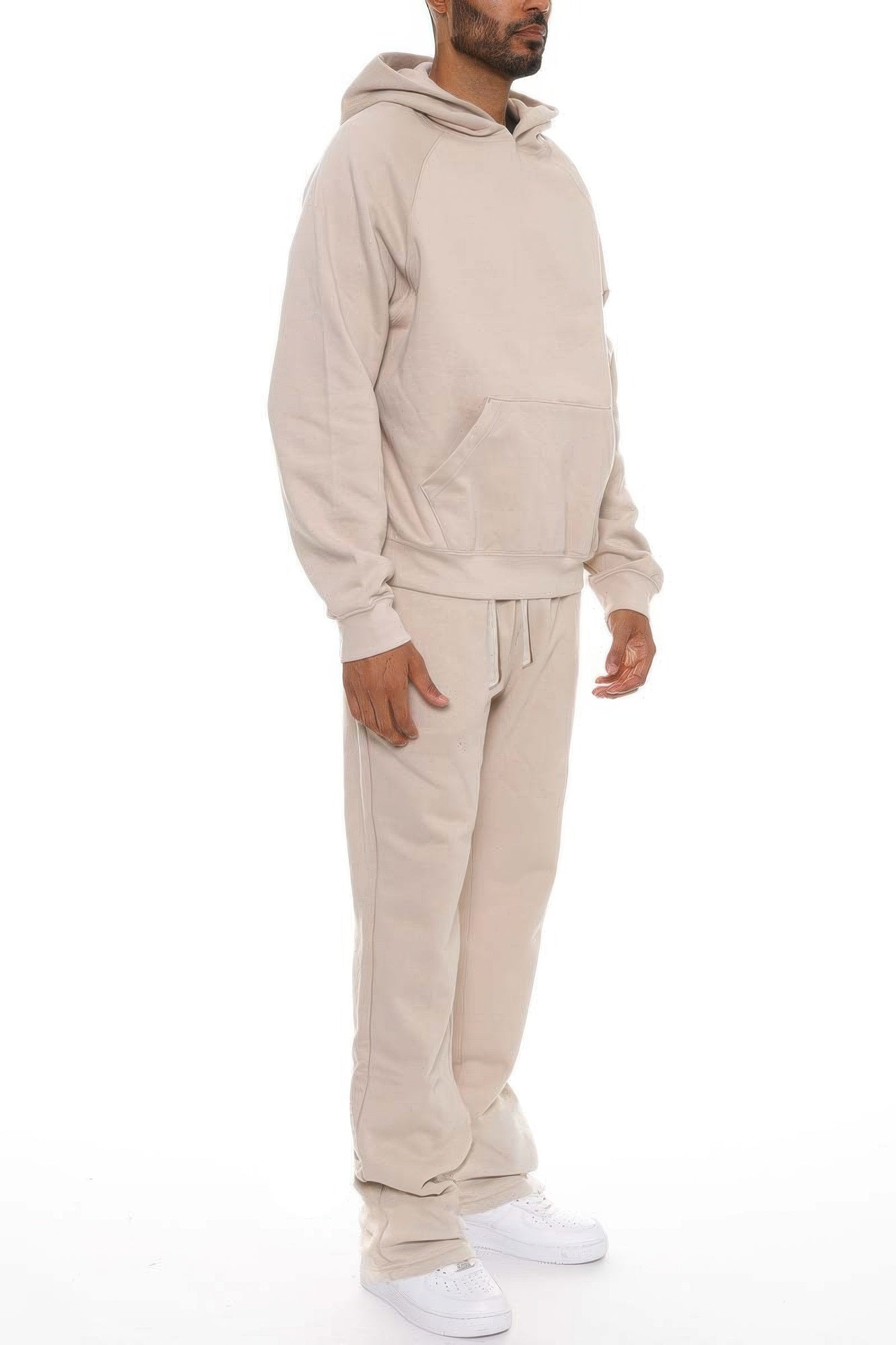 Conjunto de chándal para hombre avena, vista lateral: sudadera con capucha y pantalón acampanado