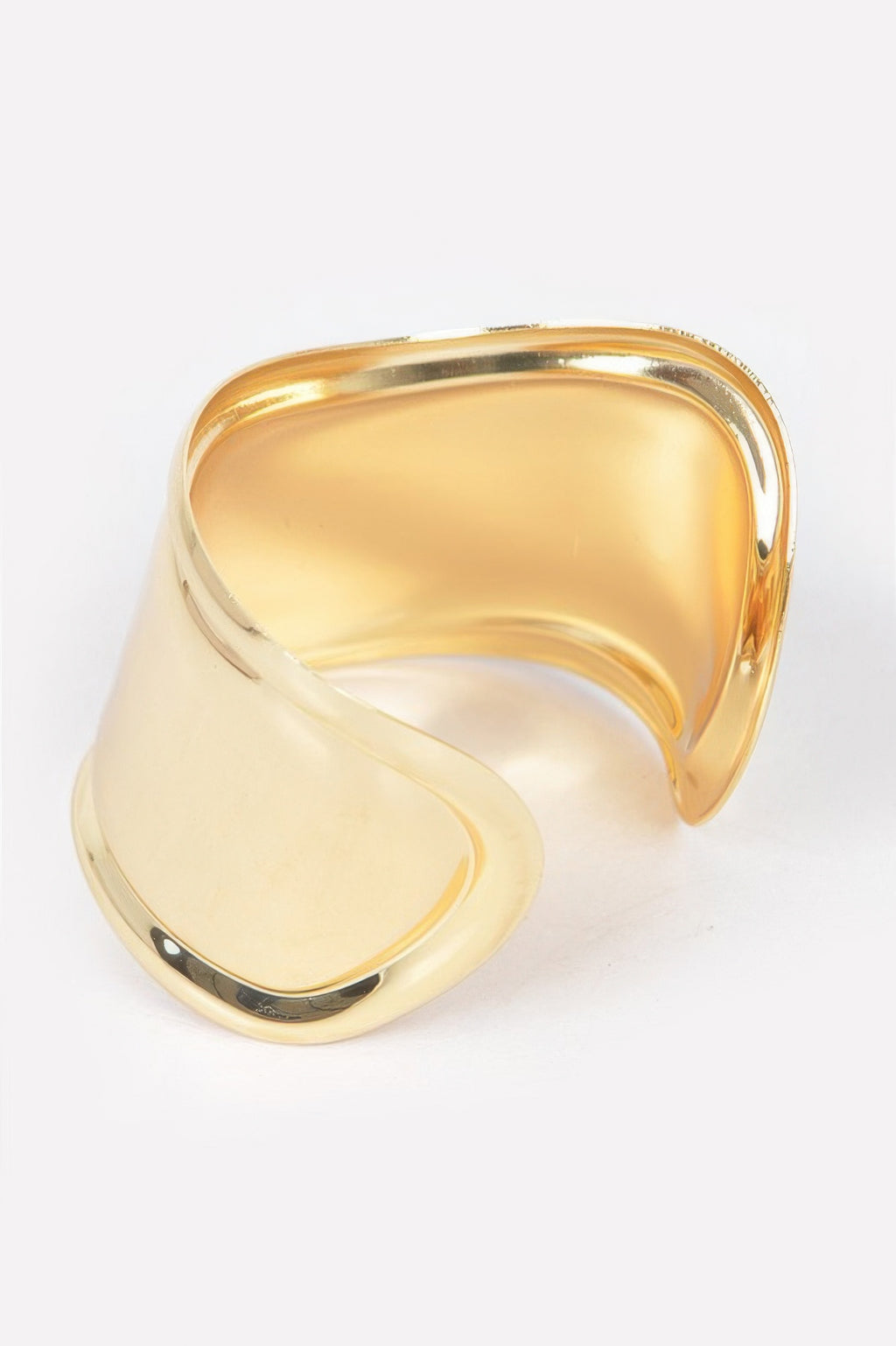 Metal Cuff en or, manchette large à bord arrondi, reflets miroir