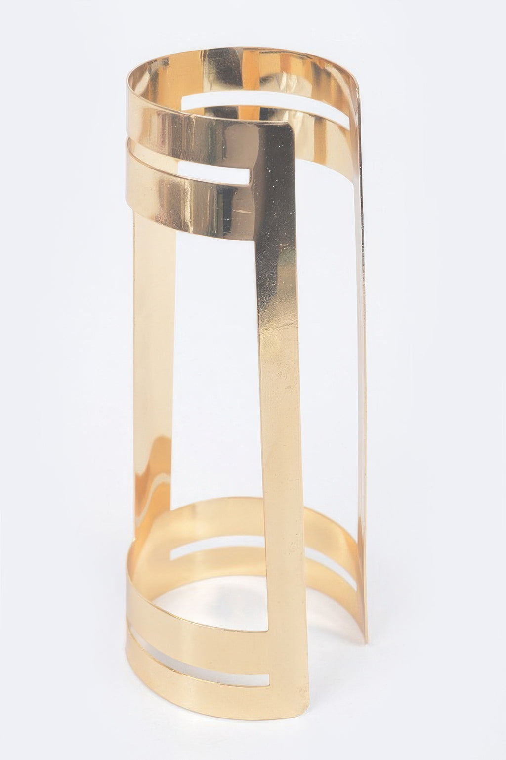 Metal Cuff Gold: zylindrische Manschette mit geschlitztem Muster vorne
