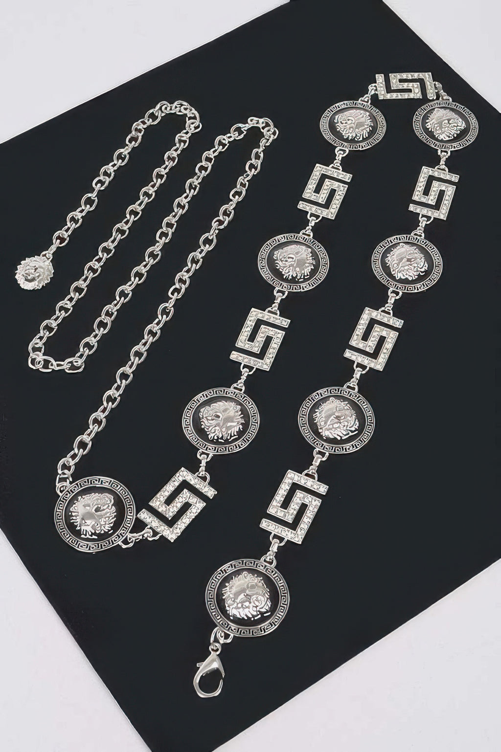 Ketten-Gürtel-Set: mehrere silberne Anhänger mit Strass, Medaillons und geometrischen Gliedern