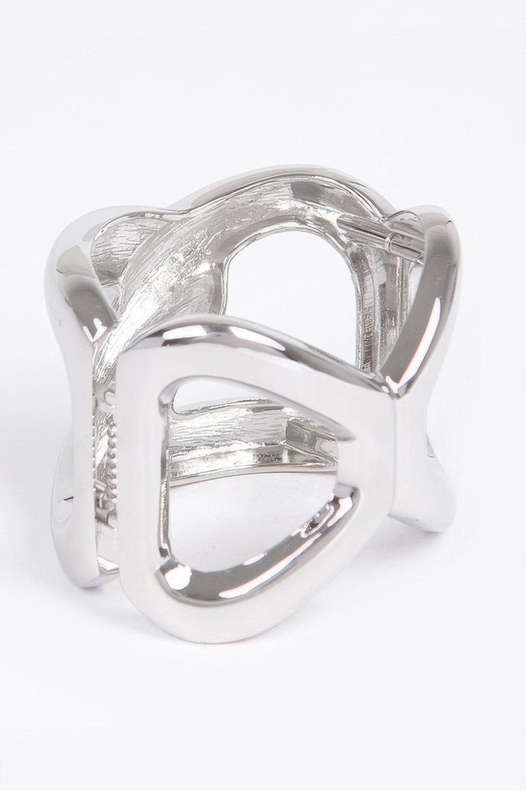 Silberner Spring-Hinge-Cuff, eckig-ovales Gehäuse mit gebogenem X-Detail