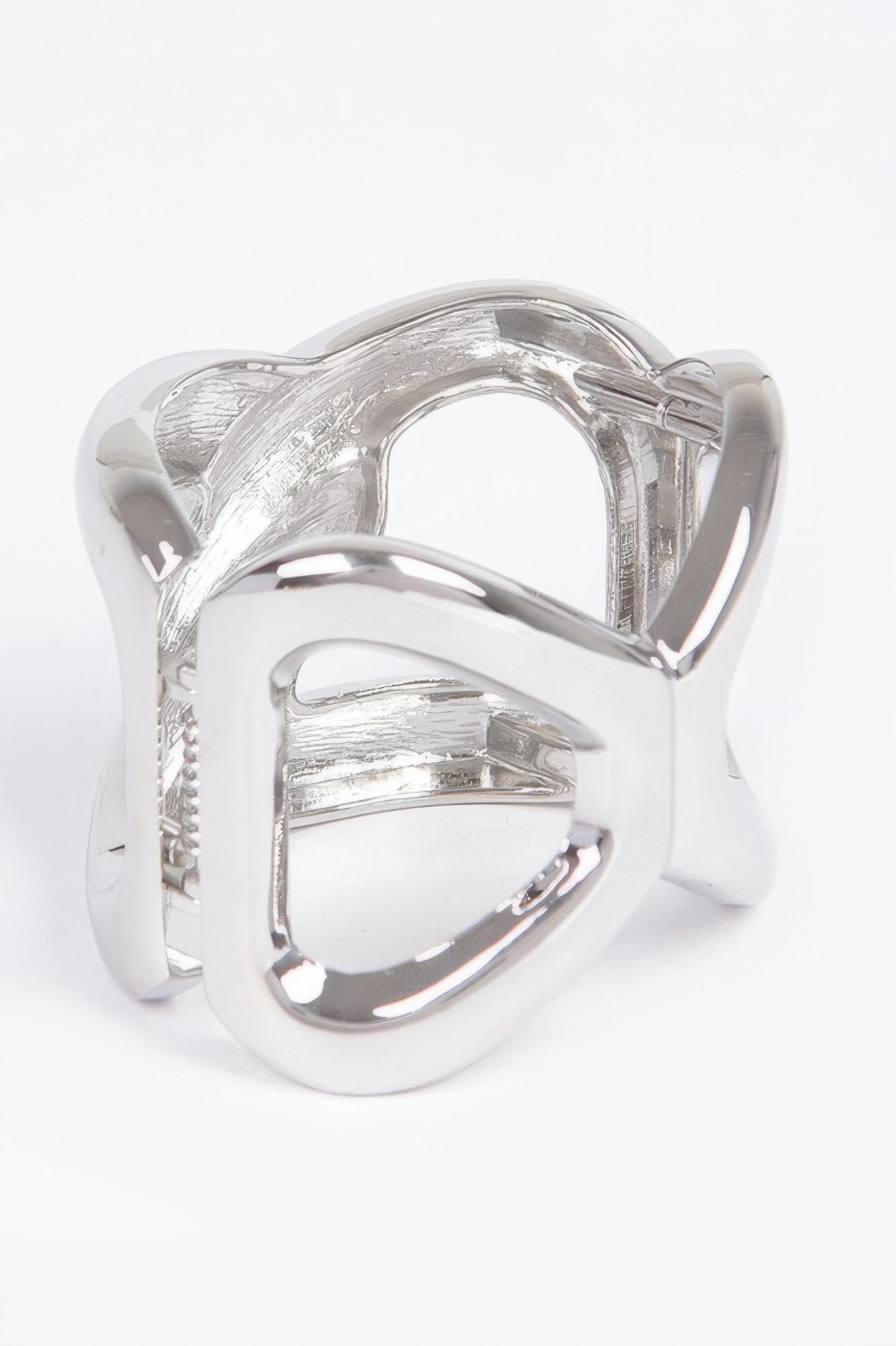 Silberner Spring-Hinge-Cuff, eckig-ovales Gehäuse mit gebogenem X-Detail