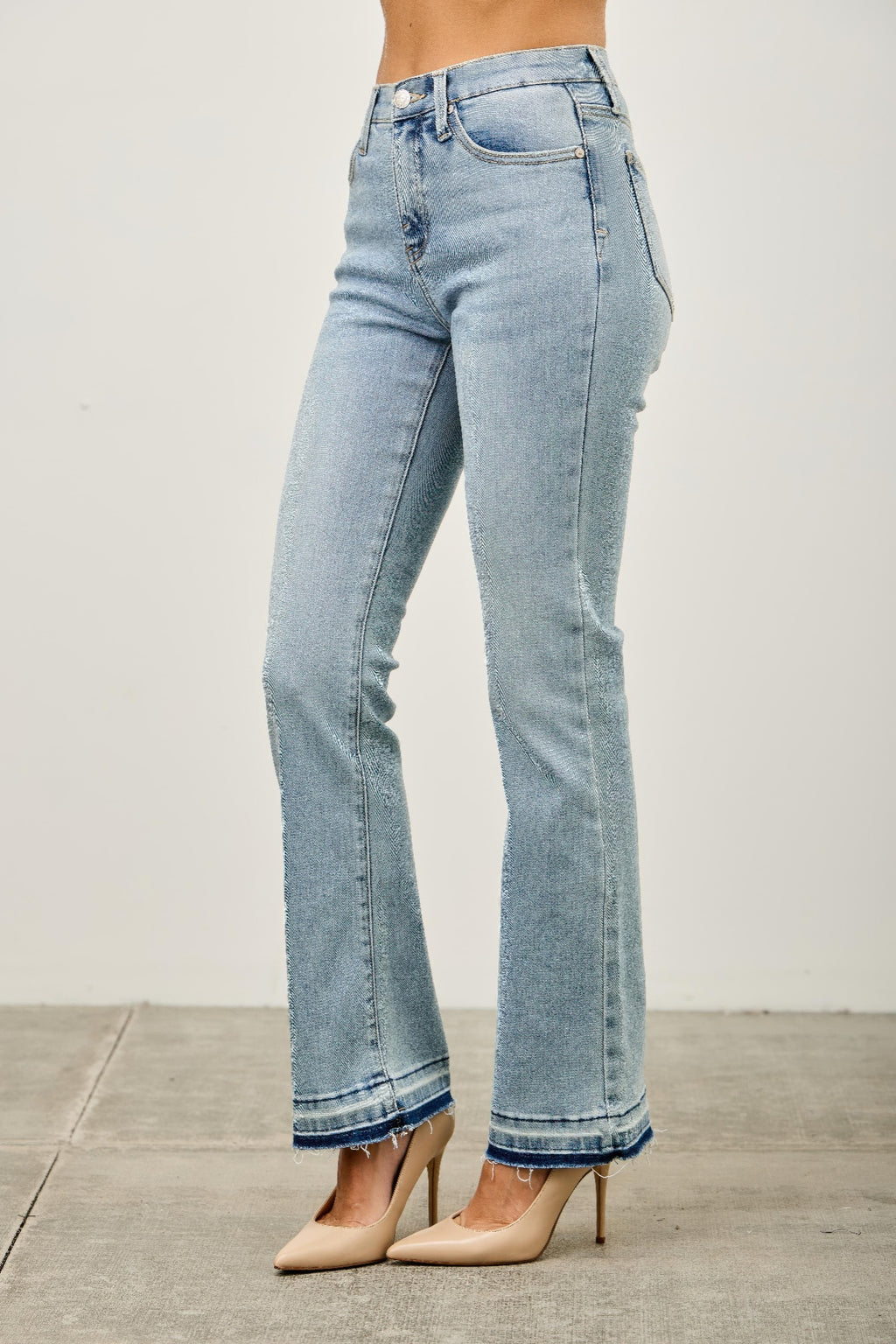 Hellblaue Mid-Rise Flare-Jeans mit ausgefranstem Saum