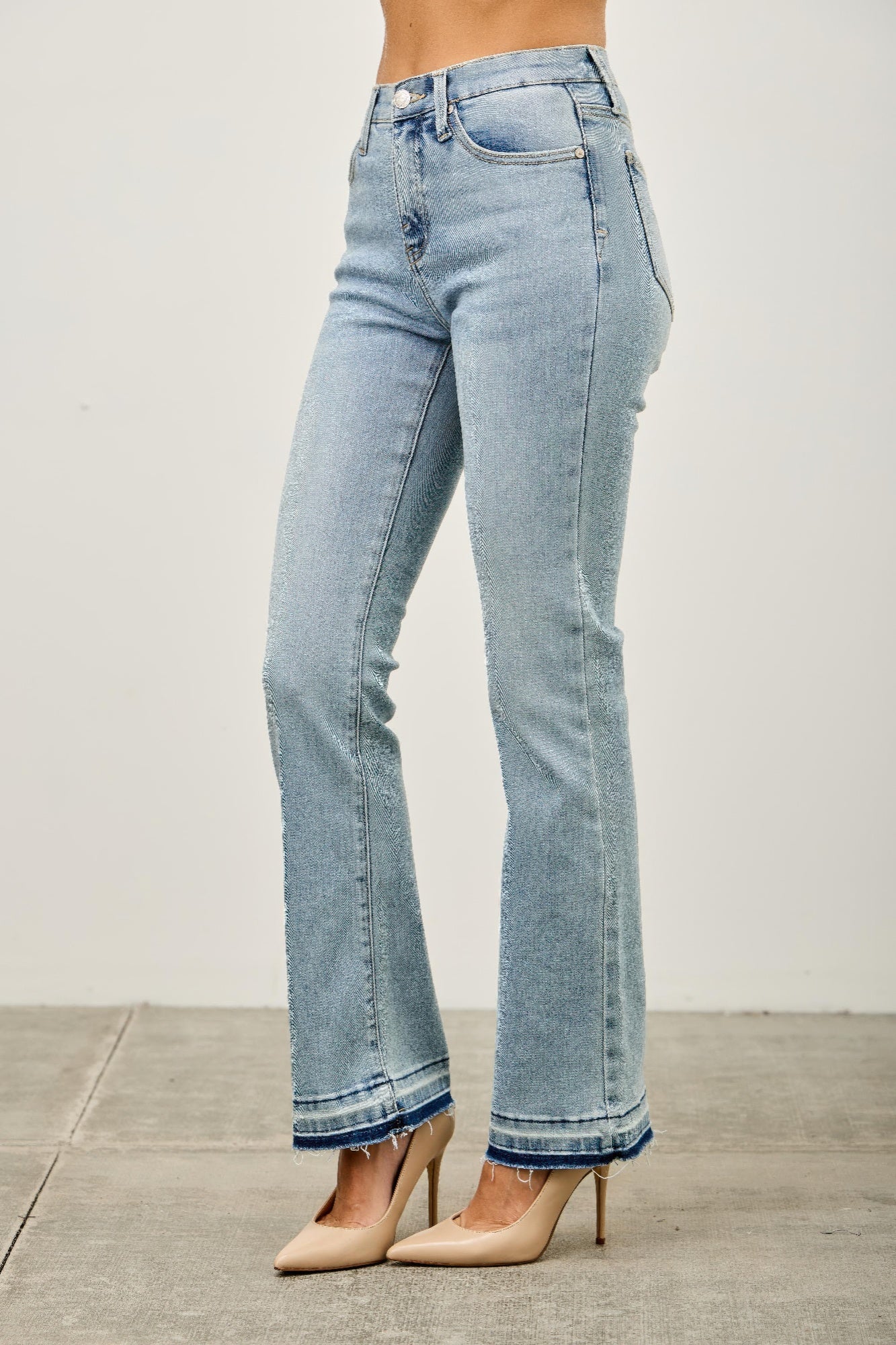 Hellblaue Mid-Rise Flare-Jeans mit ausgefranstem Saum