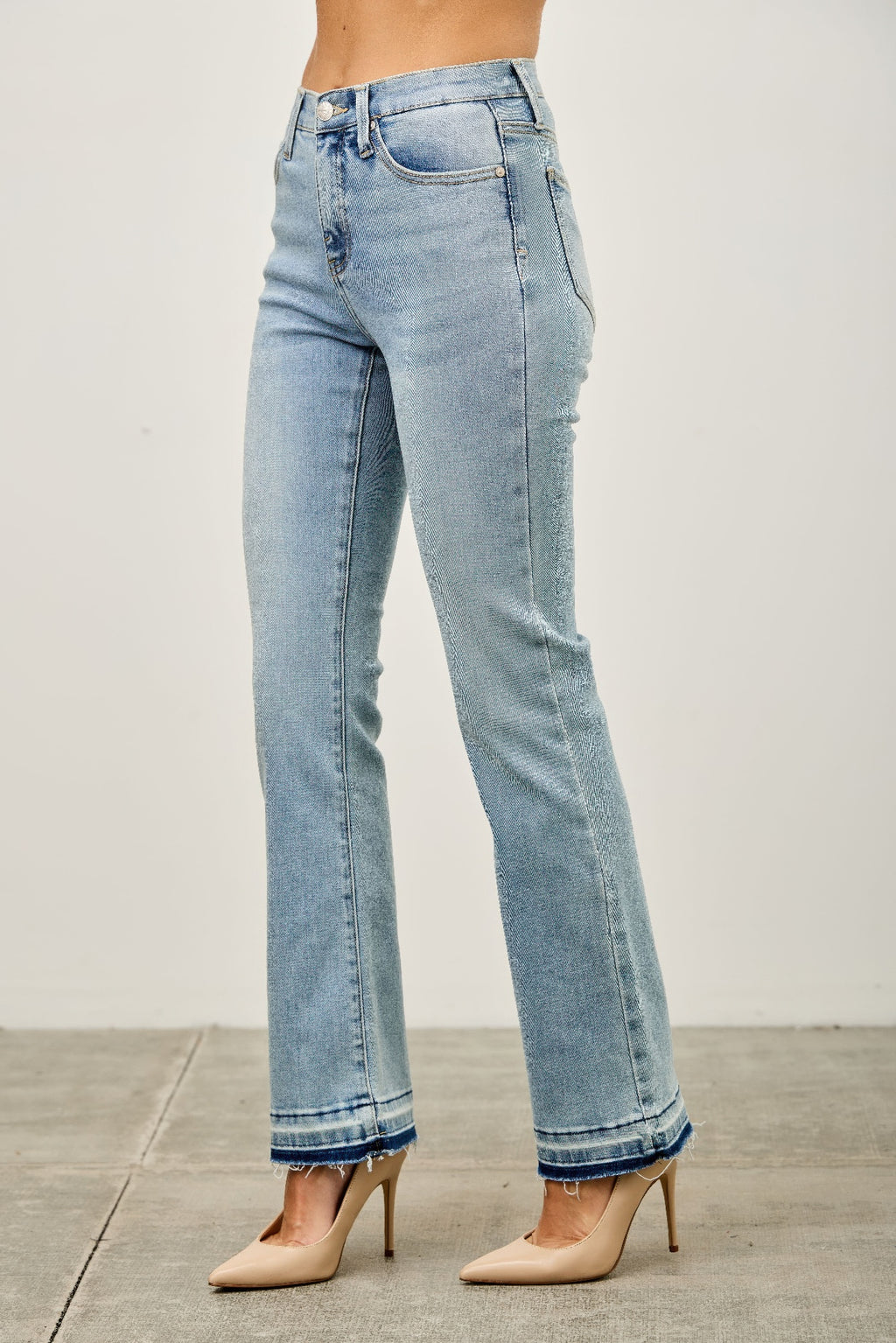 Hellblaue Mid-Rise Flare-Jeans mit ausgefranstem Saum, gerade Bundform