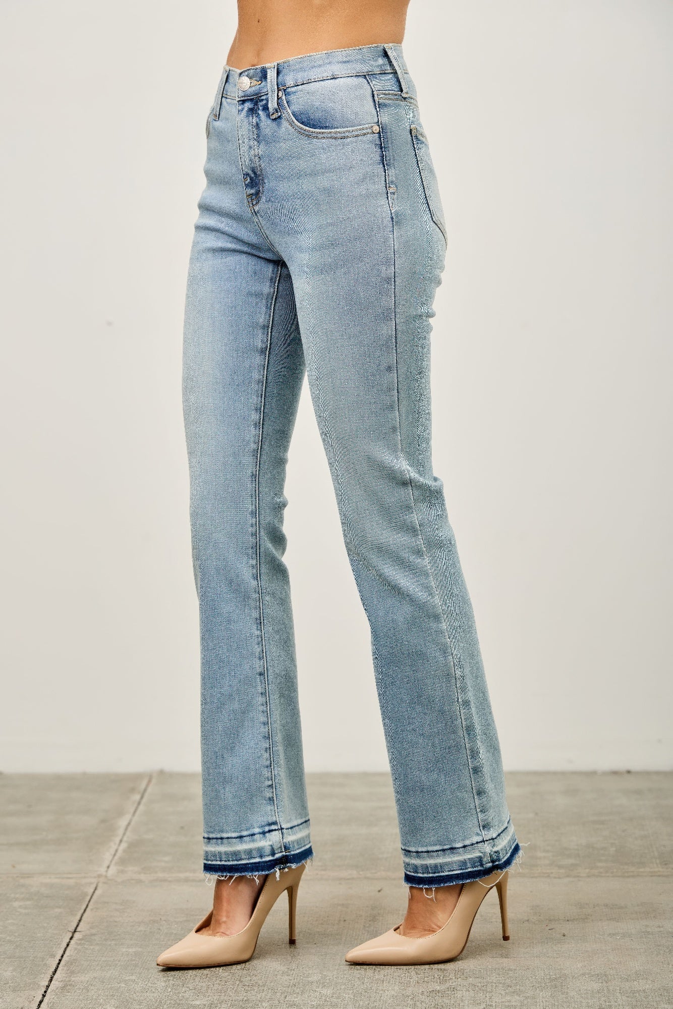 Hellblaue Mid-Rise Flare-Jeans mit ausgefranstem Saum, gerade Bundform