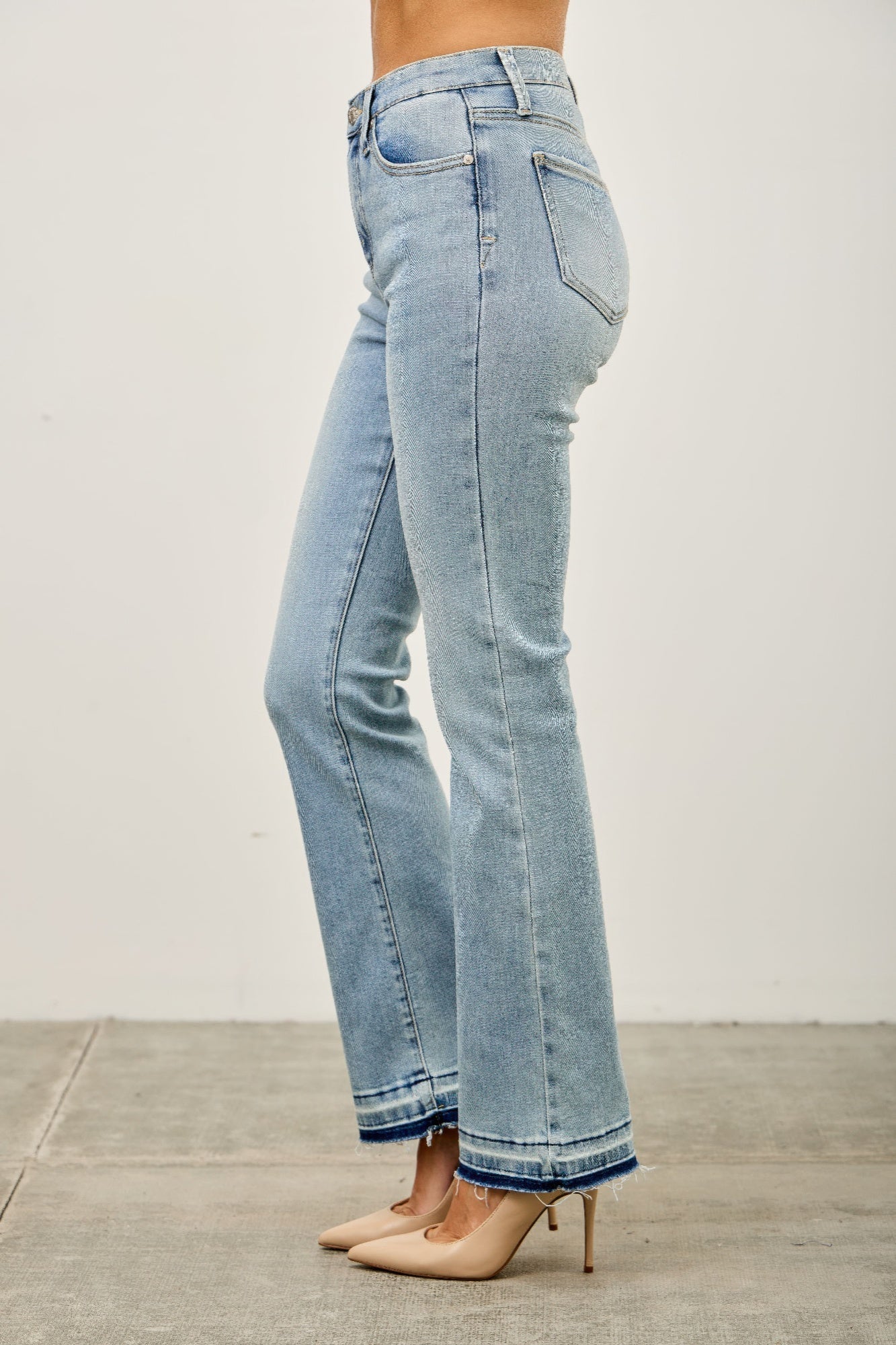 Hellblaue Mid-Rise Flare-Jeans seitlich mit ausgefranstem Saum