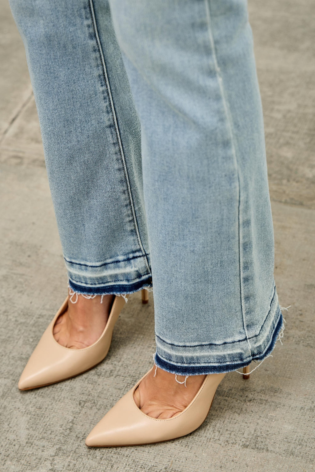 Hellblaue Jeansbeine mit ausgefranstem Saum und schmalem Cropped-Flare