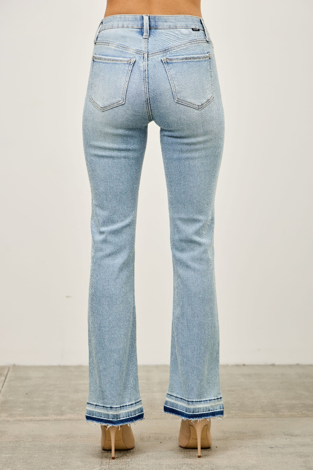 Mid-Rise Flare-Jeans Rückansicht mit zwei Gesäßtaschen und ausgestelltem Bein
