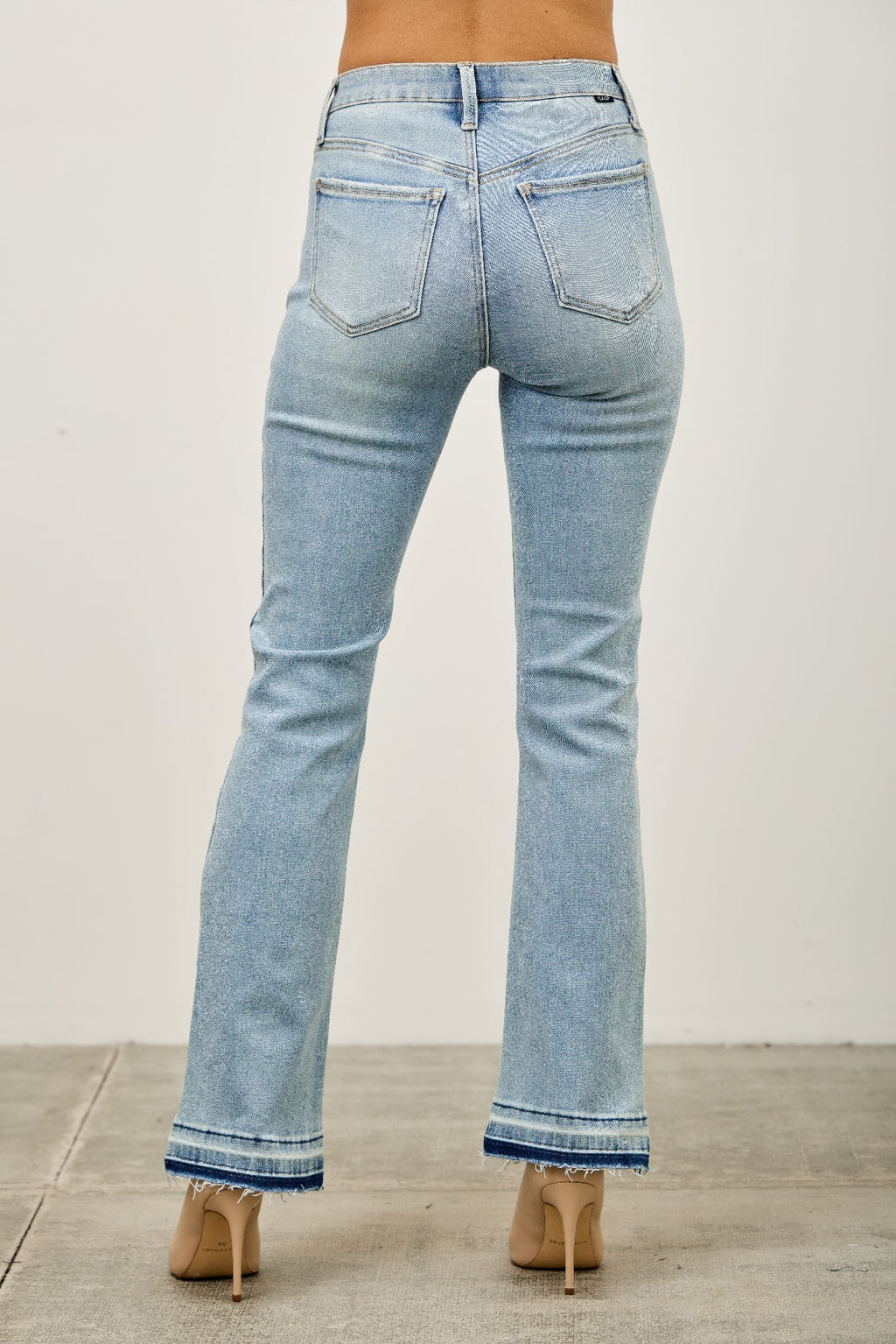 Mid-Rise Flare-Jeans Rückansicht mit geradem Beinverlauf und ausgefranstem Saum