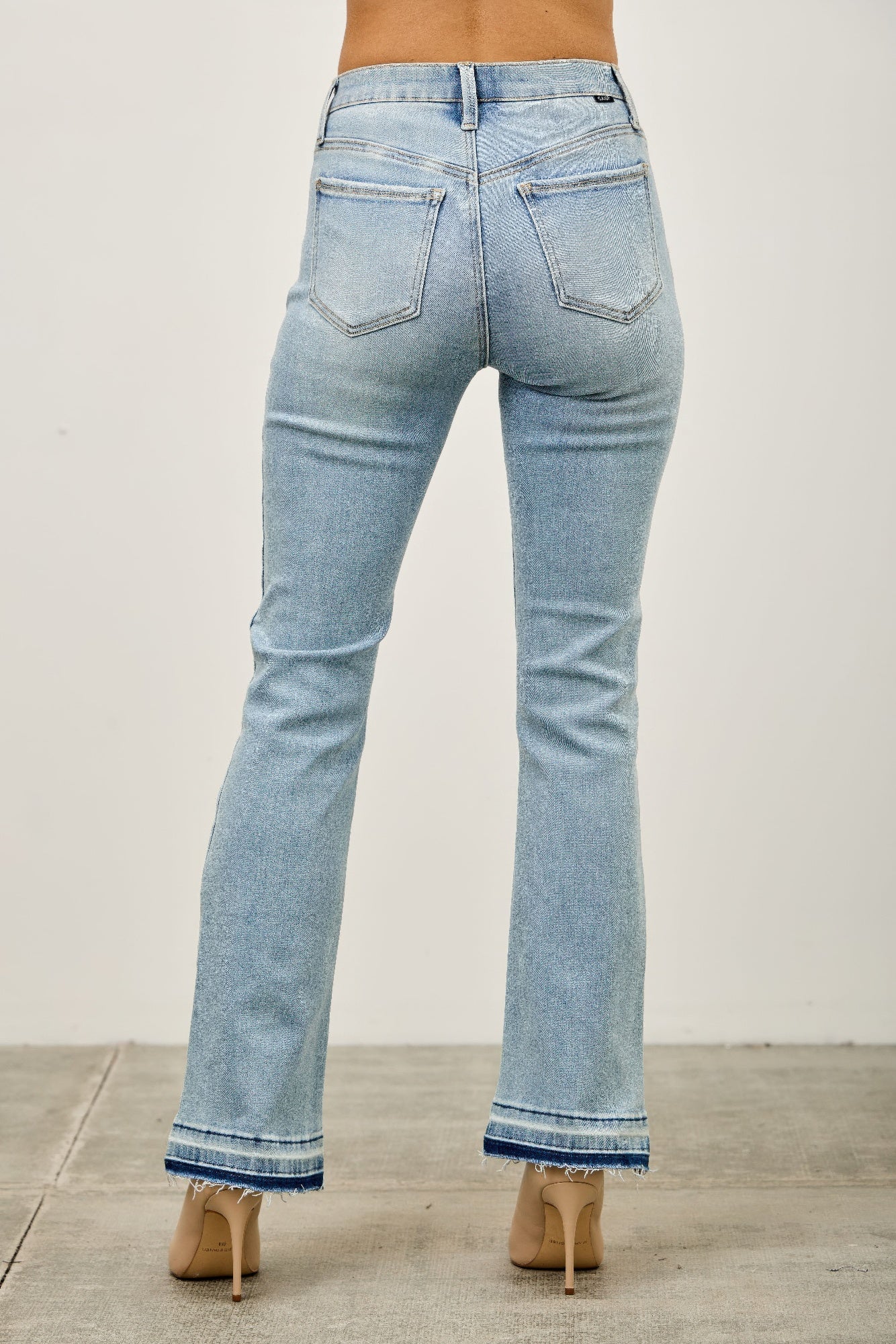 Mid-Rise Flare-Jeans Rückansicht mit geradem Beinverlauf und ausgefranstem Saum