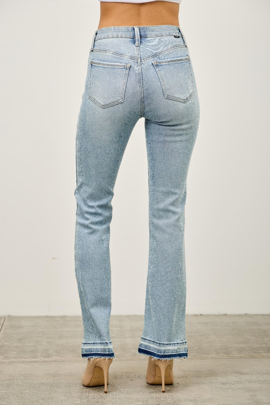 Mid-Rise Flare-Jeans Vorderansicht mit zwei Vordertaschen und ausgefranstem Saum