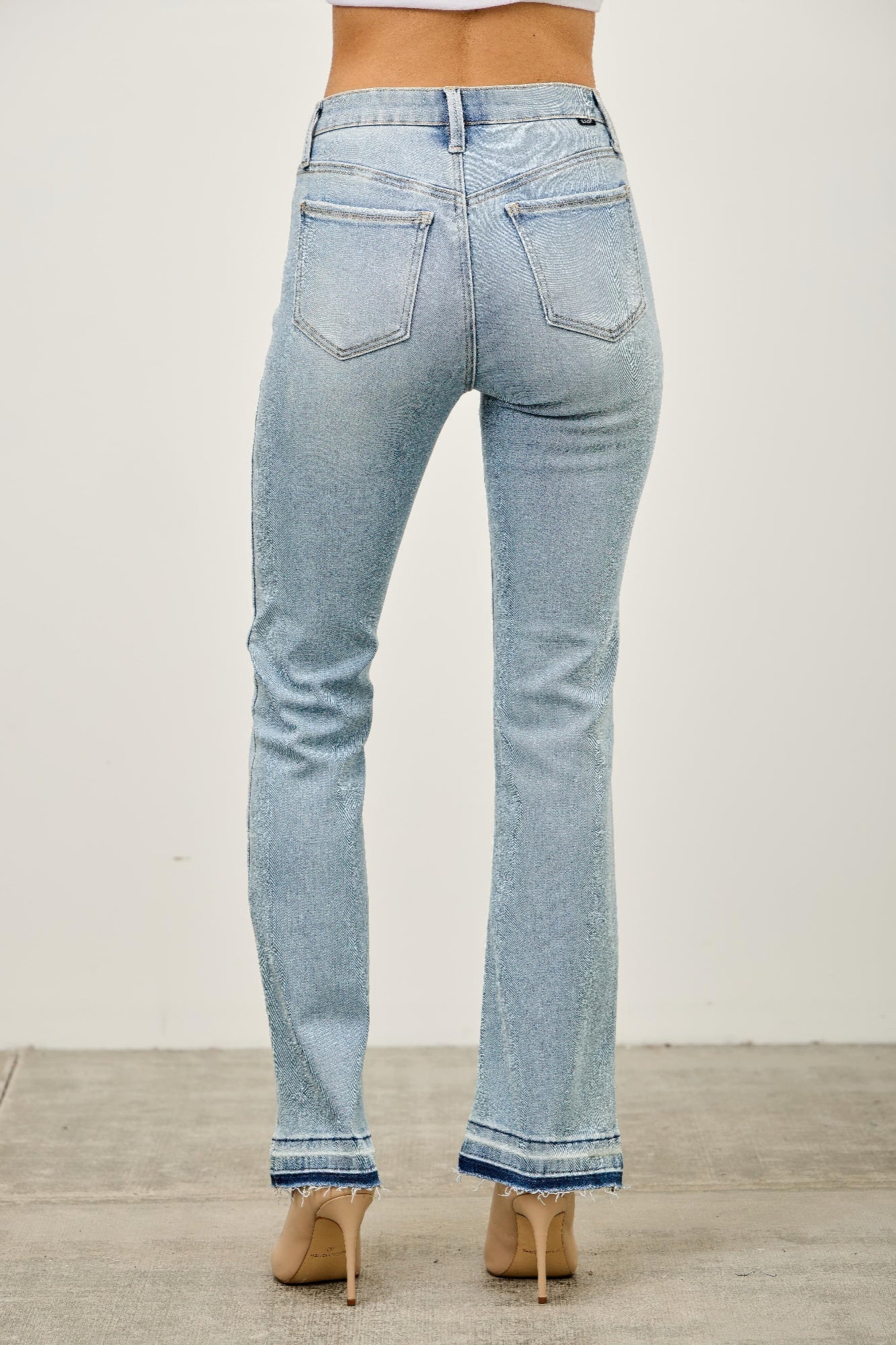 Mid-Rise Flare-Jeans Vorderansicht mit zwei Vordertaschen und ausgefranstem Saum