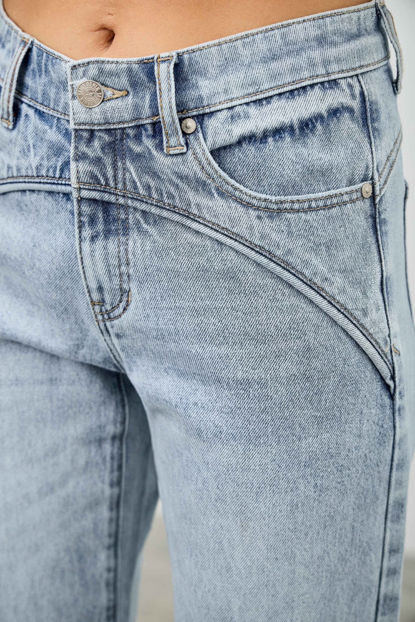 Mid-rise straight jeans with piping, light-wash denim, button front waistband