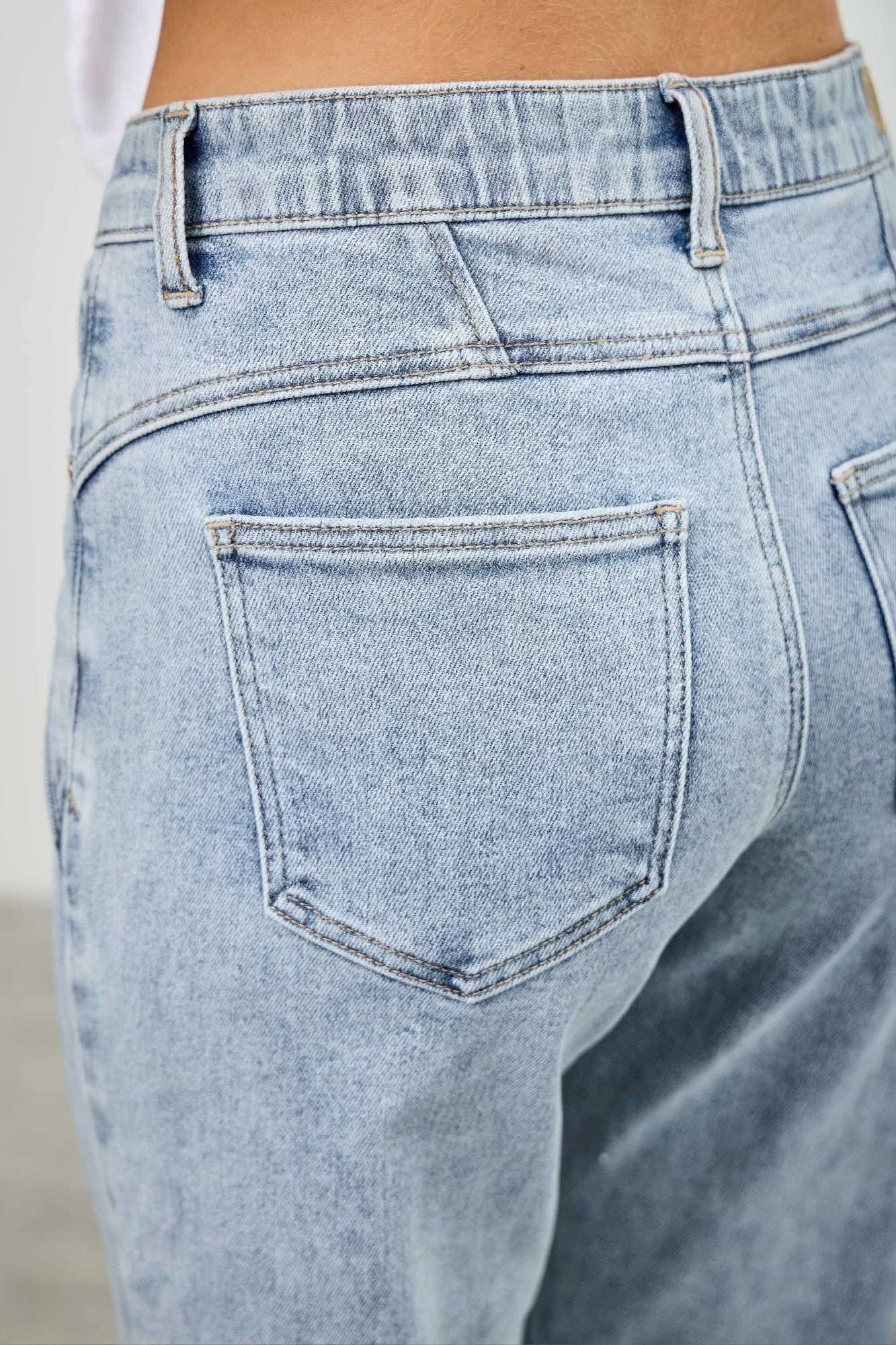 Mid-rise straight jeans with piping, light-wash denim back pocket detail