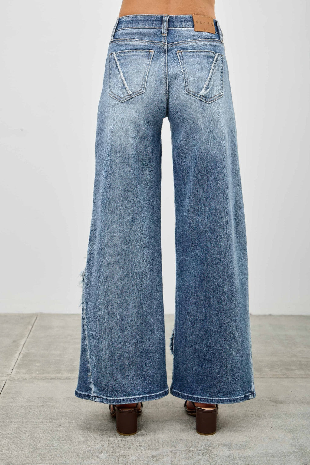 Mid-Rise Wide Frayed Seam Wide-Leg Jeans in mittlerer Leibhöhe, Rückenansicht