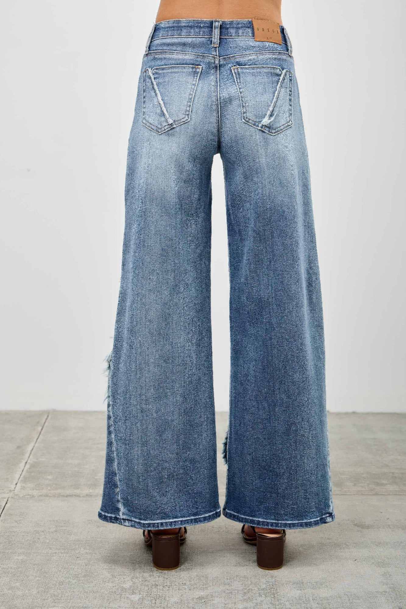 Mid-Rise Wide Frayed Seam Wide-Leg Jeans in mittlerer Leibhöhe, Rückenansicht