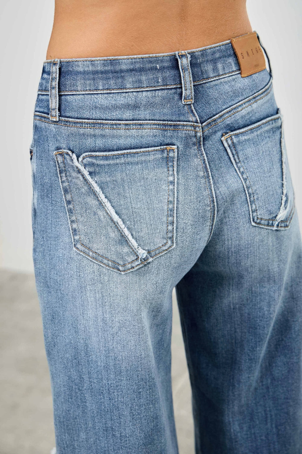 Mid-Rise Wide Frayed Seam Jeans-Rückseite mit Gesäßtaschen und Gürtelschlaufen