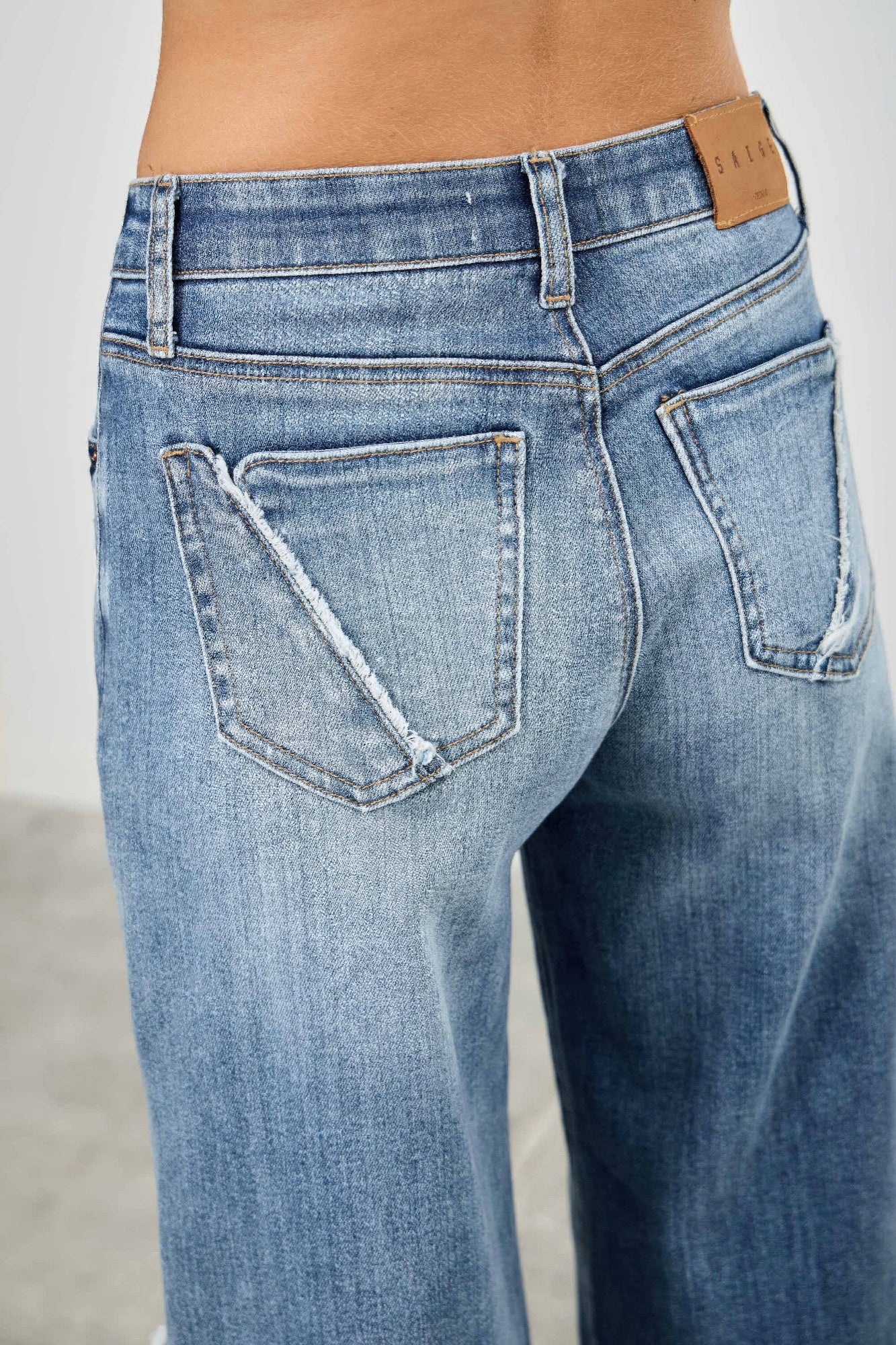 Mid-Rise Wide Frayed Seam Jeans-Rückseite mit Gesäßtaschen und Gürtelschlaufen