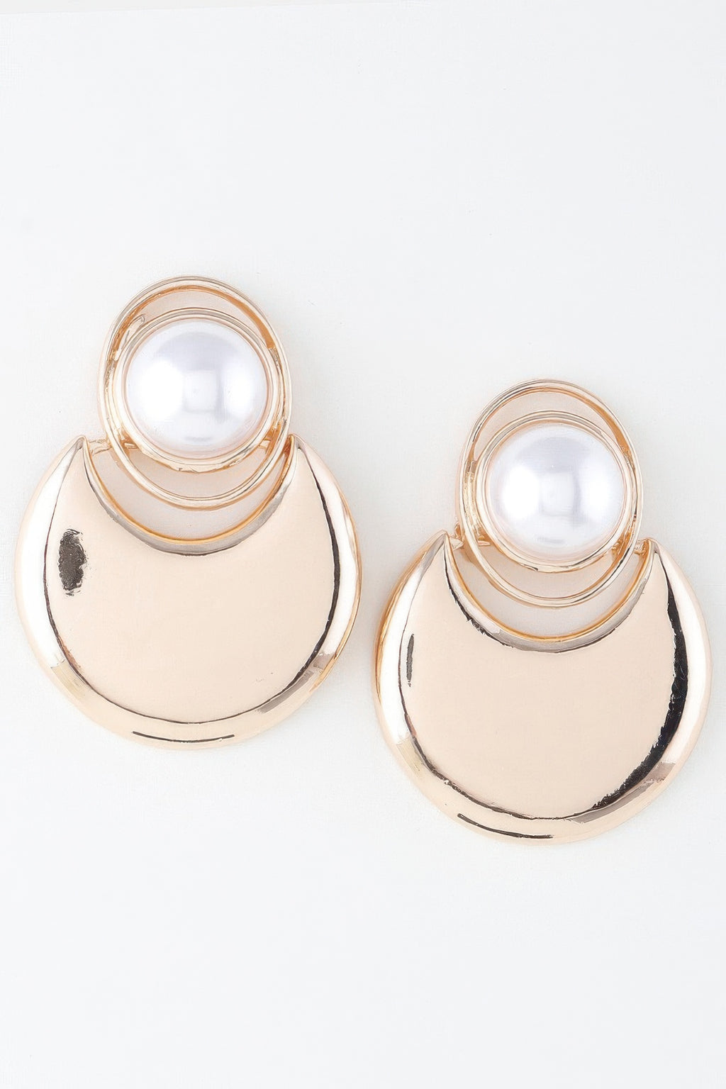 Crescent-Drop-Ohrringe in Goldcreme mit weißer Perle und doppeltem Ringdesign