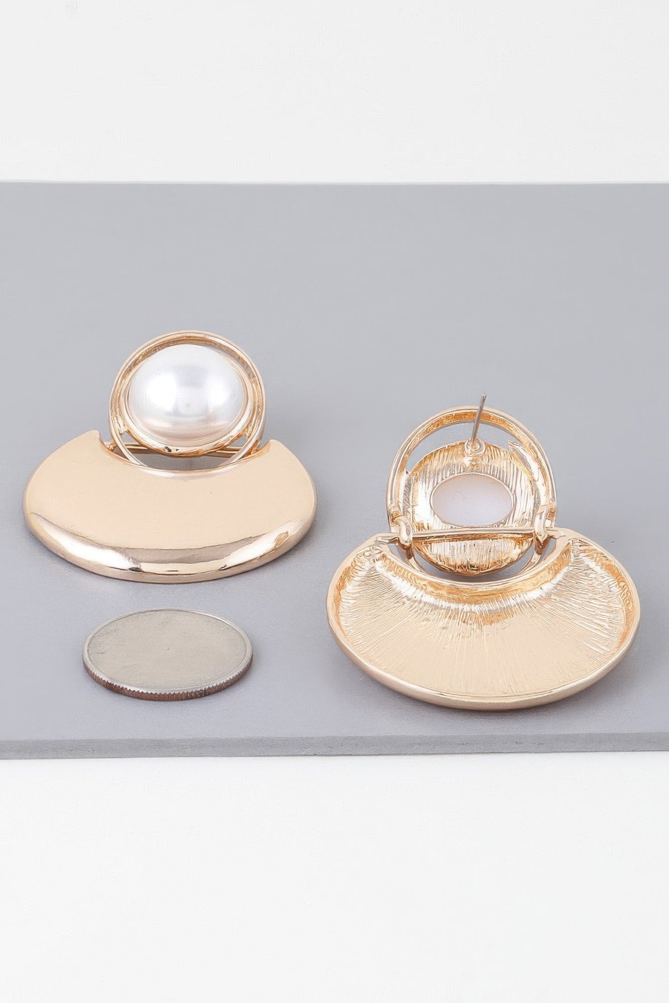 Goldcreme Tropfenohrringe mit weißer Perle, rundem Bogen und Hakenverschluss