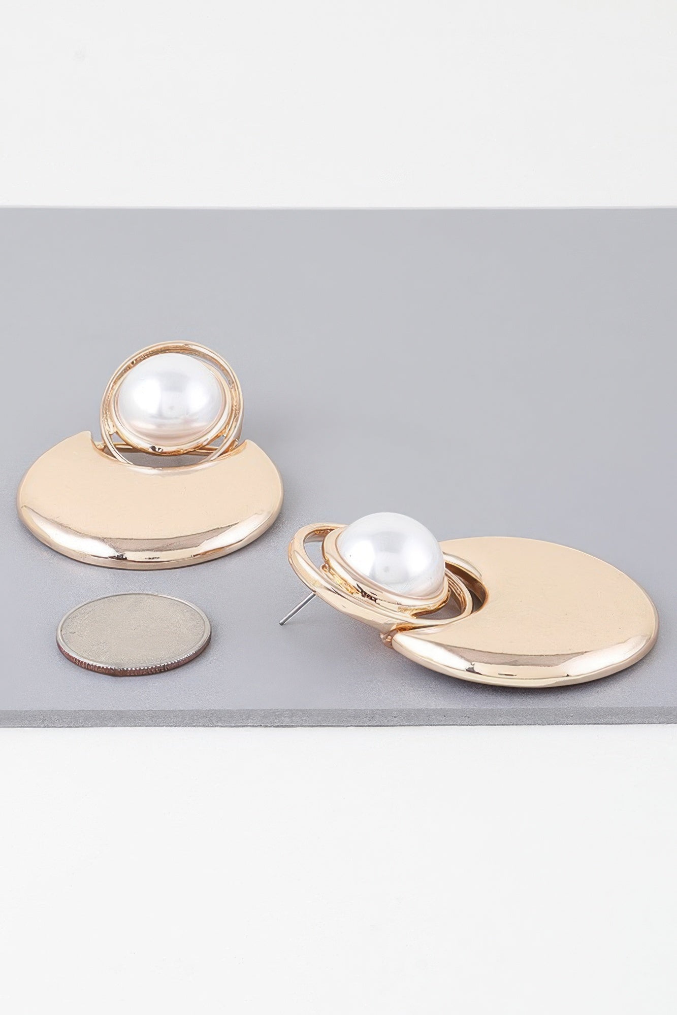 Crescent Drop Ohrringe: goldfarbener Halbmond mit weißer Perle und Stecker