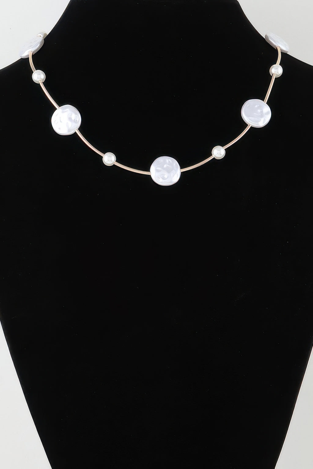 Charm-Kette mit weißen Stein-Charms und runden Perlen, goldfarben
