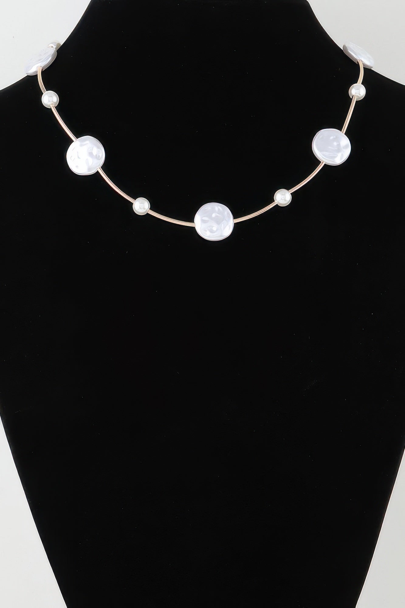 Charm-Kette mit weißen Stein-Charms und runden Perlen, goldfarben