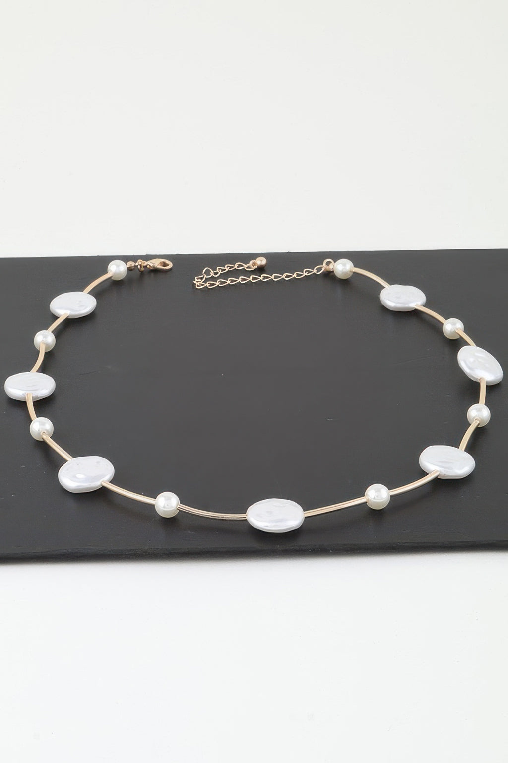 Charm-Kette mit weißen ovalen Stein-Charms und runden Perlen, goldfarben