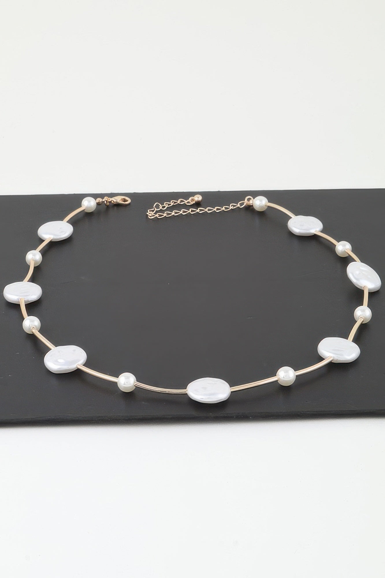 Charm-Kette mit weißen ovalen Stein-Charms und runden Perlen, goldfarben