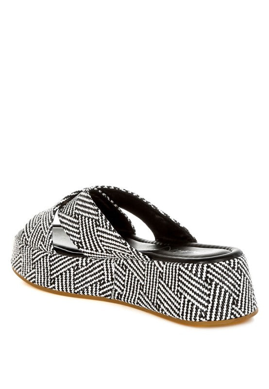Raffia Flatform Slip Ons in Schwarz/Weiß mit gekreuztem Riemen und Plateau-Sohle