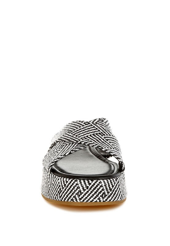 Raffia Flatform Slip Ons Schwarz/Weiß mit offenem Zehenbereich und Riemen