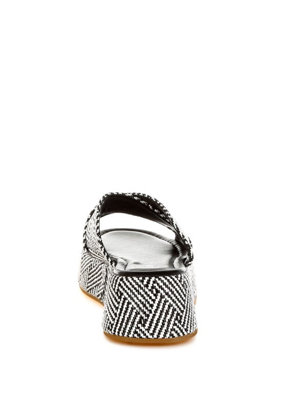 Raffia Flatform Slip Ons, schwarz-weißes Hahnentrittmuster, Rückansicht am Plateau