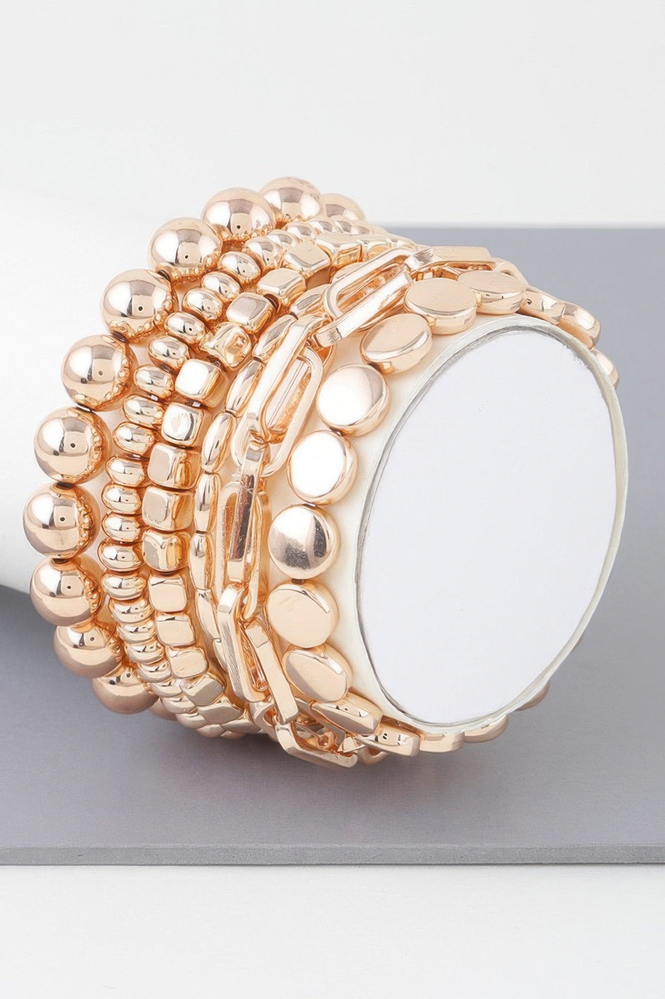 Mehrreihiges Perlenarmband mit Kugel- und Plättchen-Details, goldfarben