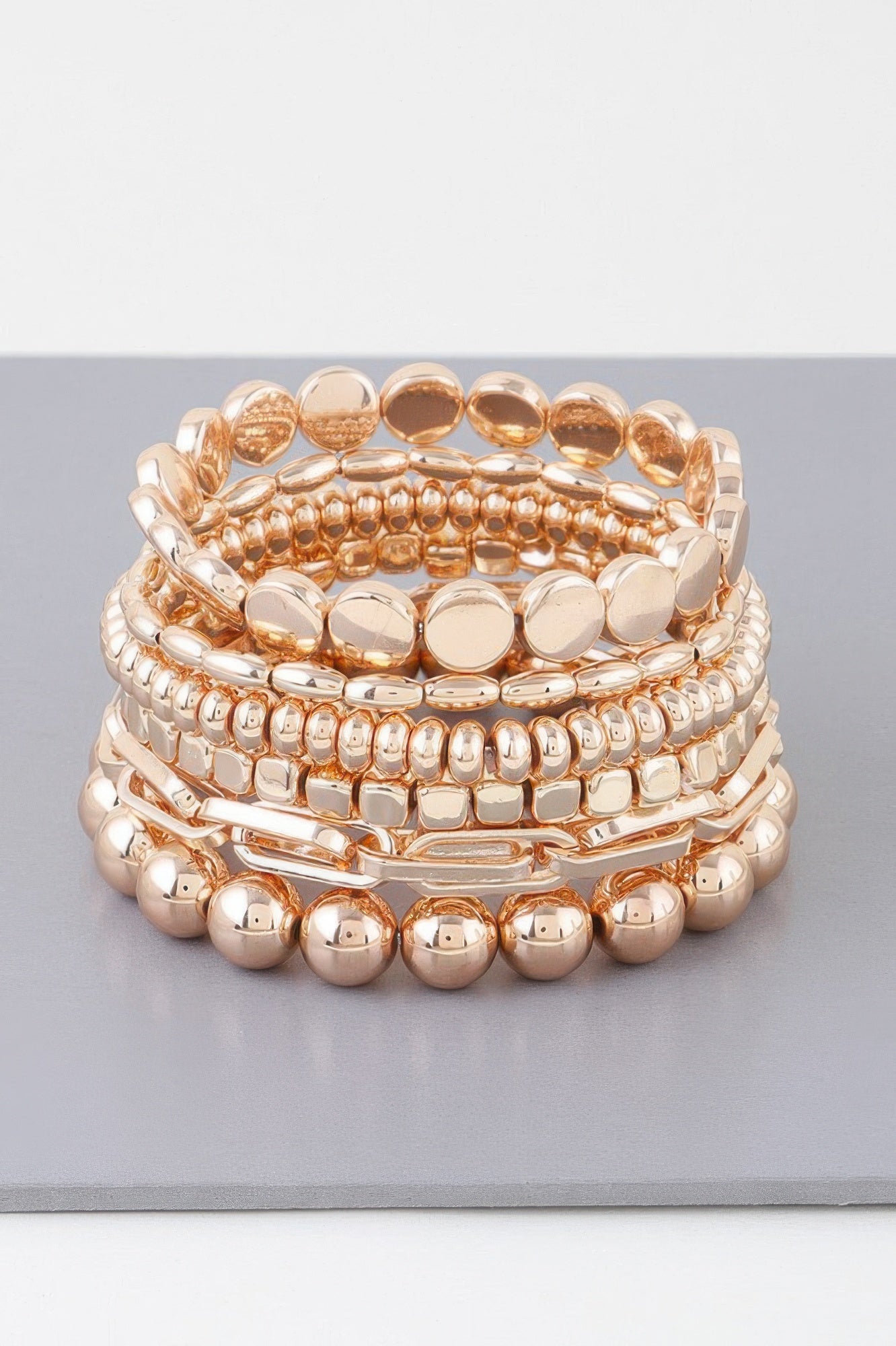 Goldfarbenes Multi-Perlenarmband mit runden Kugeln und Gliedern, mehrreihig