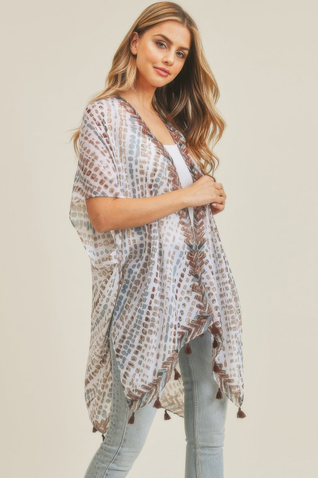 Multi dash pattern tassel kimono with V-neck opening, light fabric and brown tassel details
