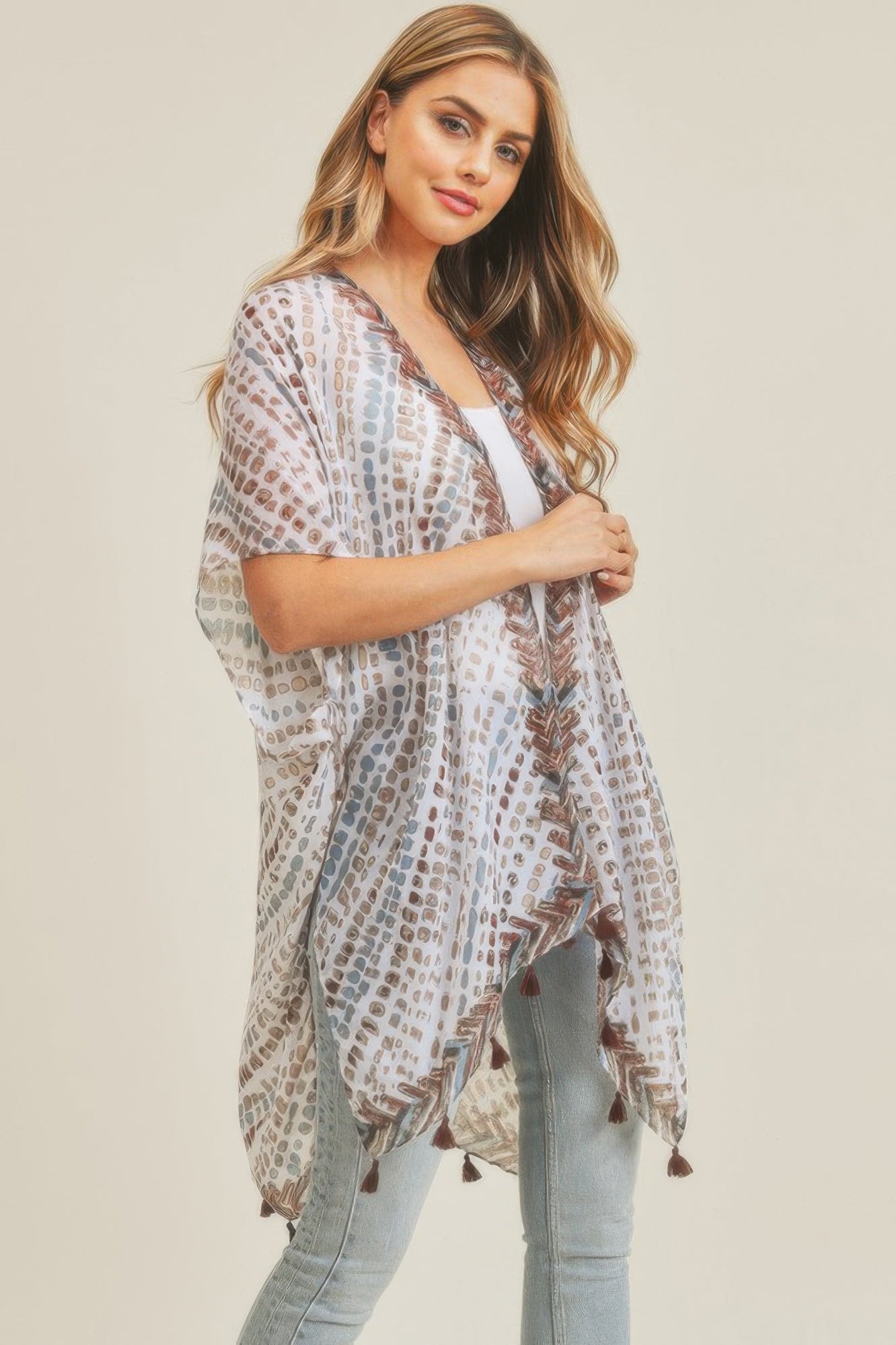 Multi dash pattern tassel kimono with V-neck opening, light fabric and brown tassel details