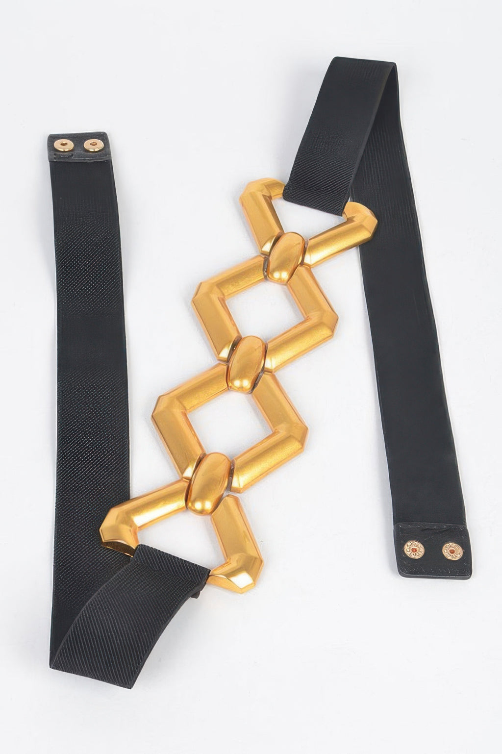 Elastischer Gürtel mit mehreren goldenen Schnallen-Gliedern und schwarzen Endstücken