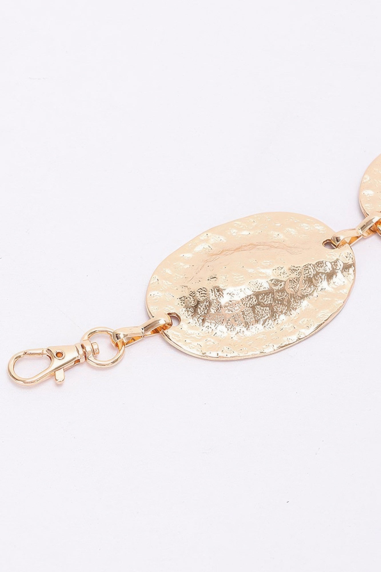 Goldener Ketten-Gürtel mit Karabiner-Verschluss und ovaler Plakette