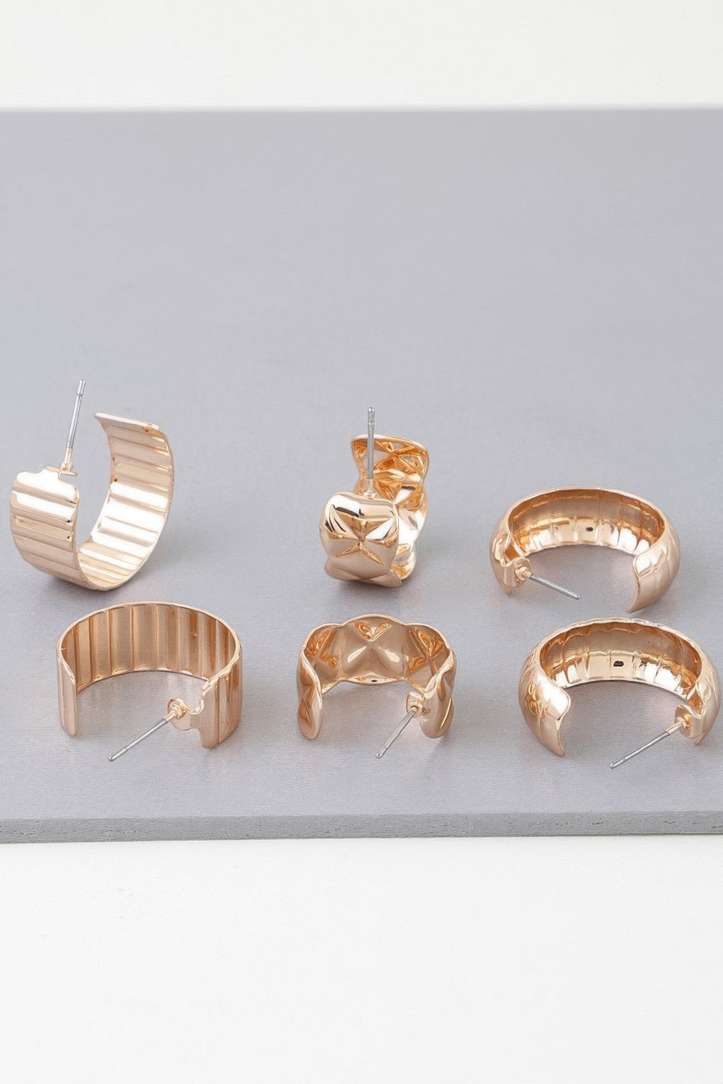 Goldene Hoop-Ohrringe mit gestepptem Muster, Set mit sechs Stück