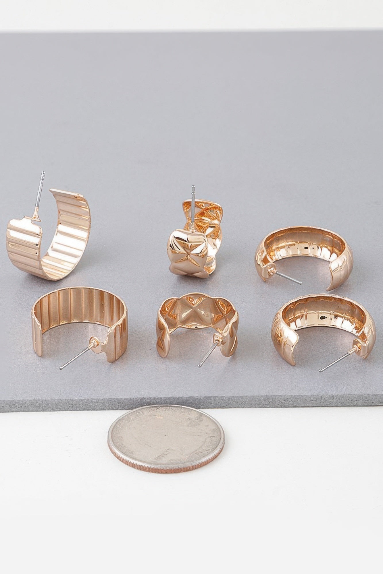 Goldene Creolen im gesteppten Design, verschiedene Größen im Set