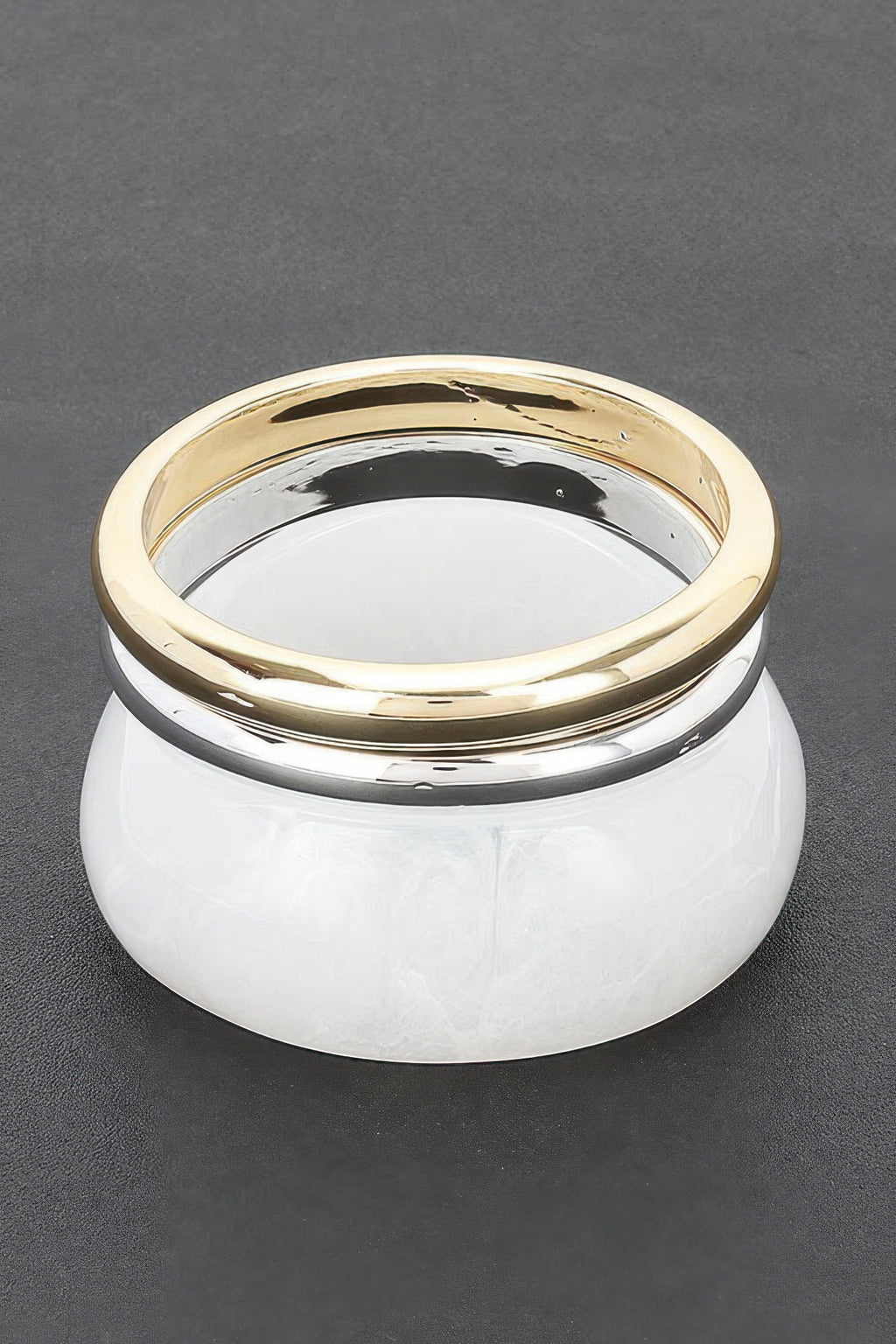 Armreif aus Resin, weiß, mit breitem goldfarbenem Rand